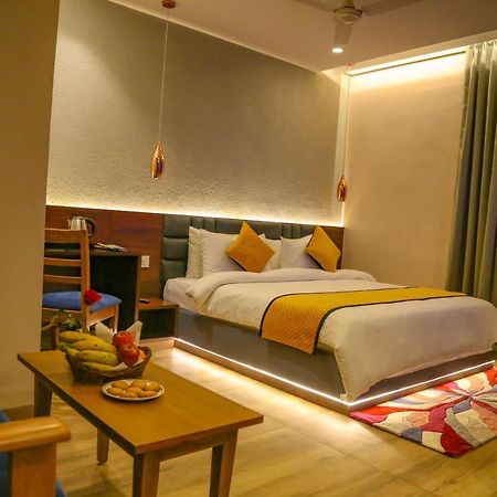 Four Leaf Hotel - Sapphire Blue, فاراناسي المظهر الخارجي الصورة