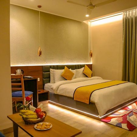 Four Leaf Hotel - Sapphire Blue, فاراناسي المظهر الخارجي الصورة