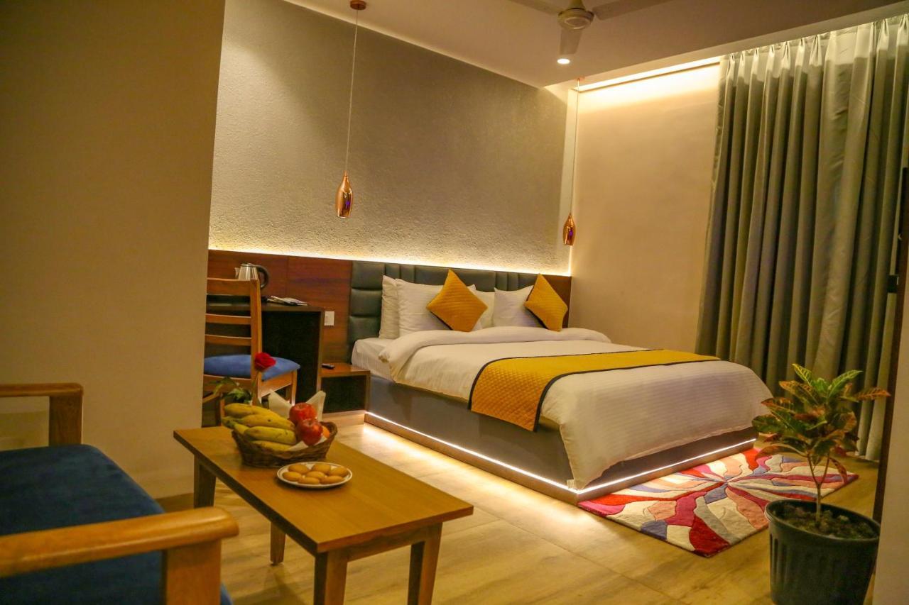Four Leaf Hotel - Sapphire Blue, فاراناسي المظهر الخارجي الصورة