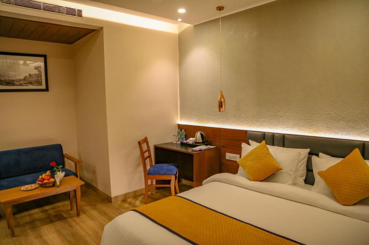 Four Leaf Hotel - Sapphire Blue, فاراناسي المظهر الخارجي الصورة