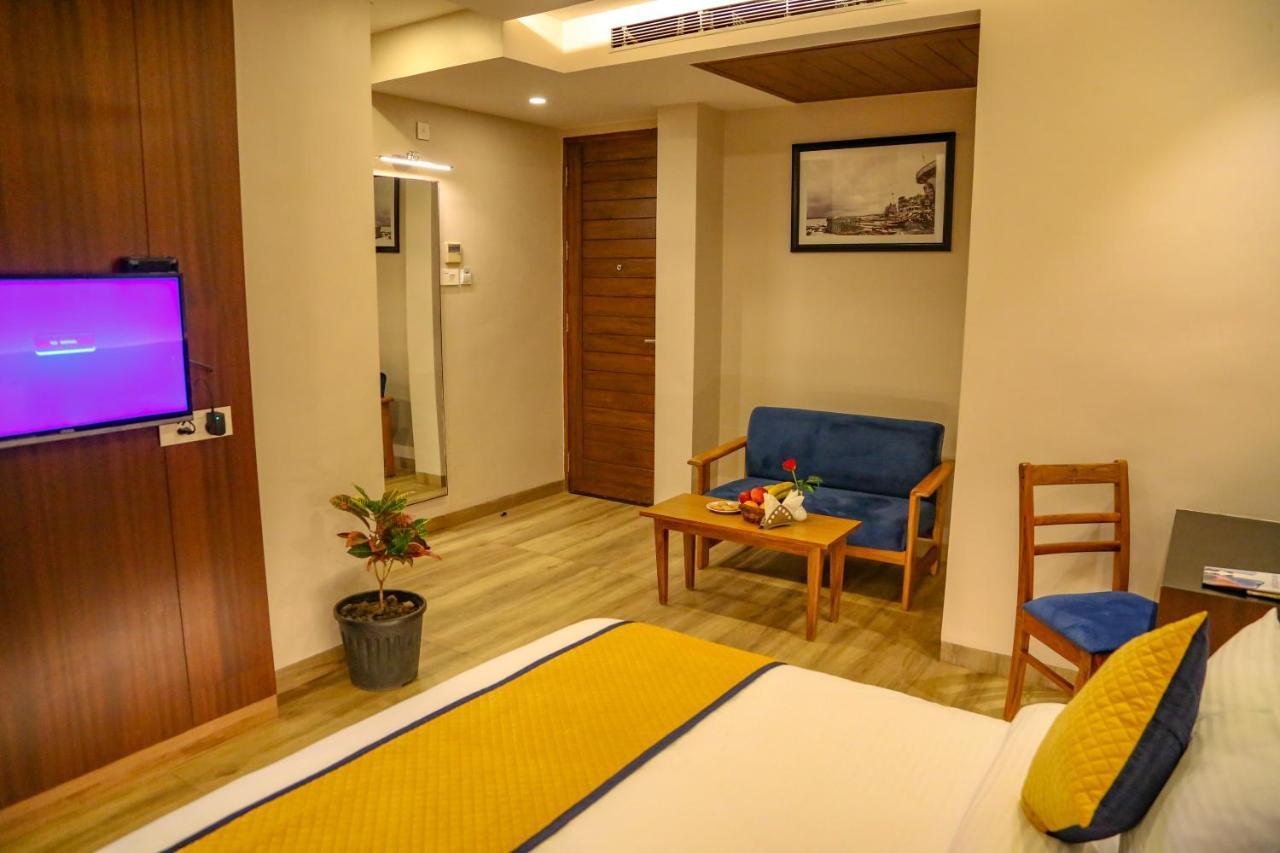 Four Leaf Hotel - Sapphire Blue, فاراناسي المظهر الخارجي الصورة