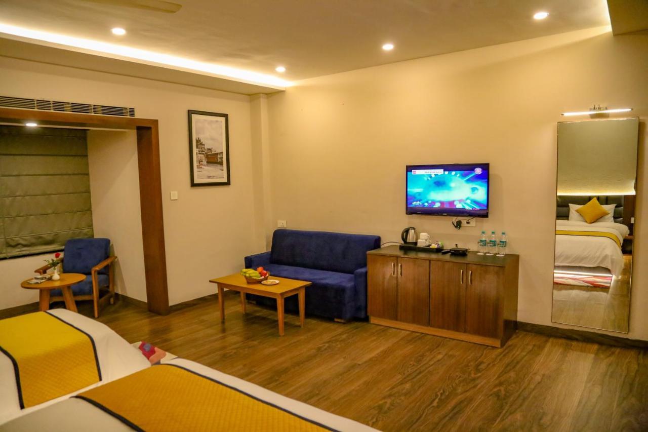 Four Leaf Hotel - Sapphire Blue, فاراناسي المظهر الخارجي الصورة
