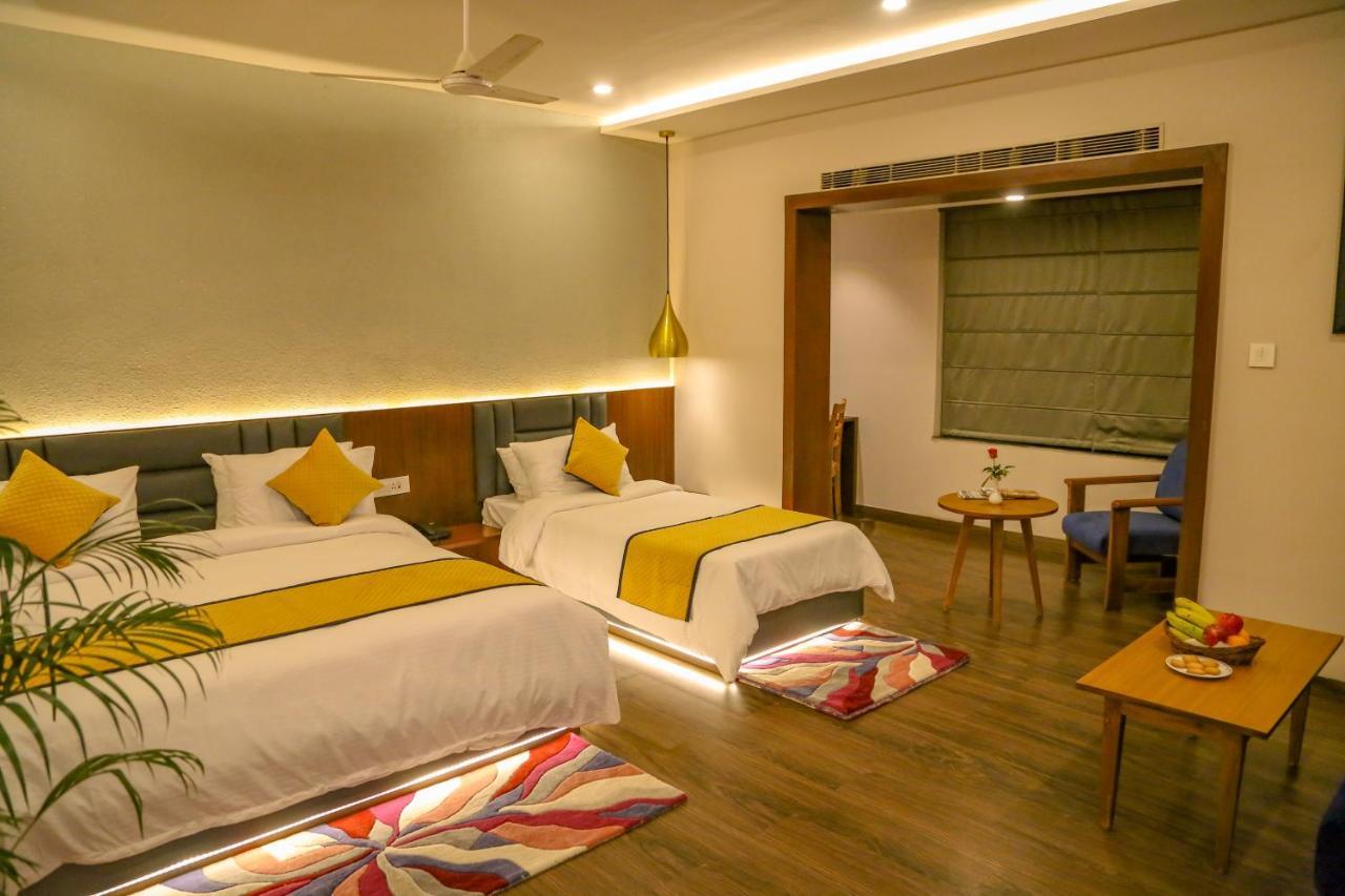 Four Leaf Hotel - Sapphire Blue, فاراناسي المظهر الخارجي الصورة