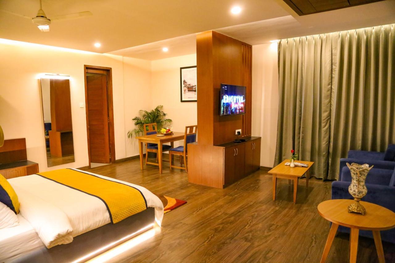 Four Leaf Hotel - Sapphire Blue, فاراناسي المظهر الخارجي الصورة