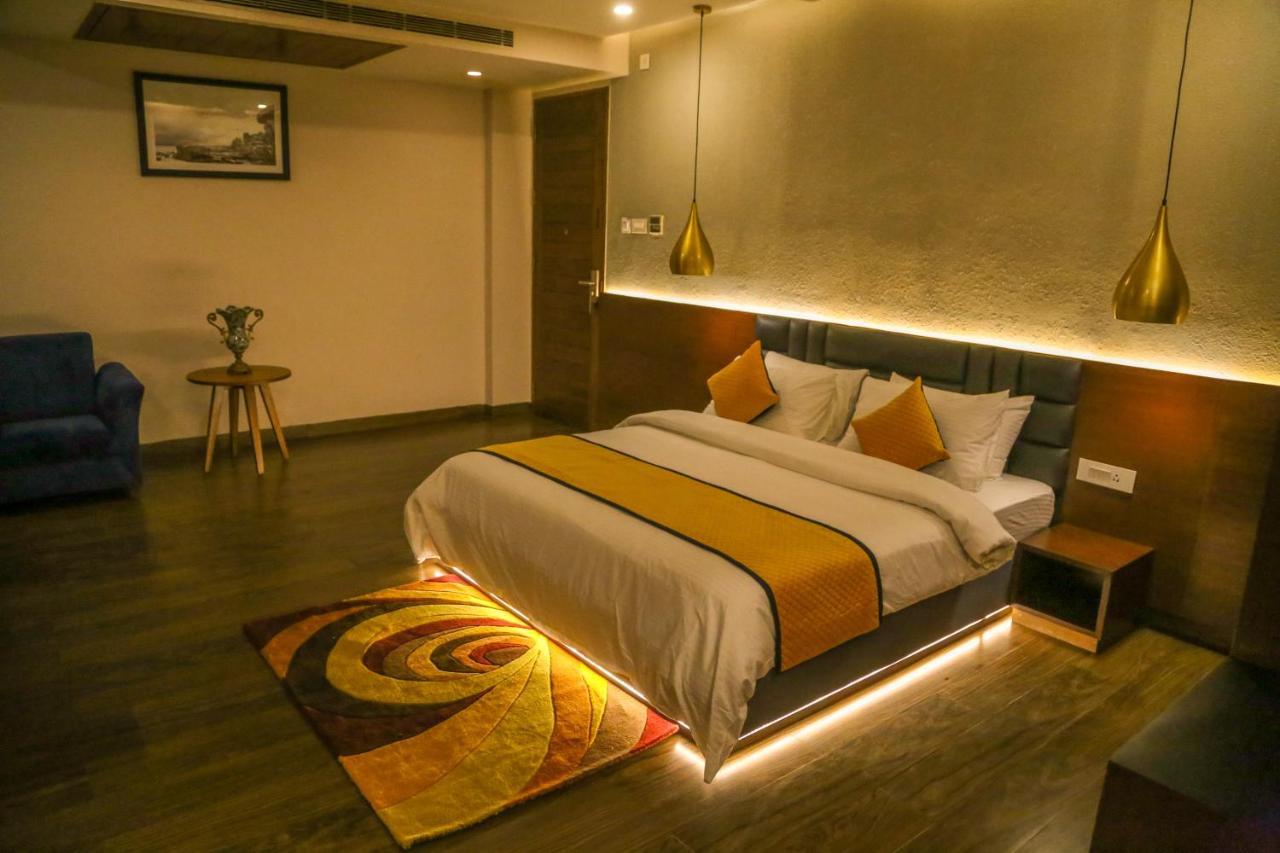 Four Leaf Hotel - Sapphire Blue, فاراناسي المظهر الخارجي الصورة