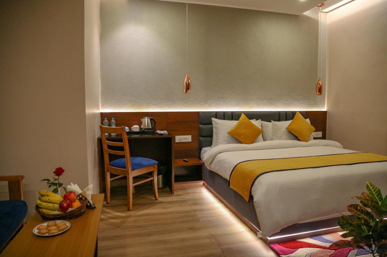 Four Leaf Hotel - Sapphire Blue, فاراناسي المظهر الخارجي الصورة