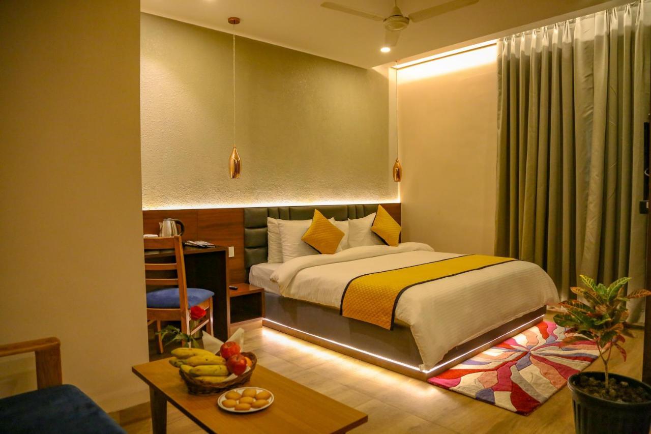 Four Leaf Hotel - Sapphire Blue, فاراناسي المظهر الخارجي الصورة