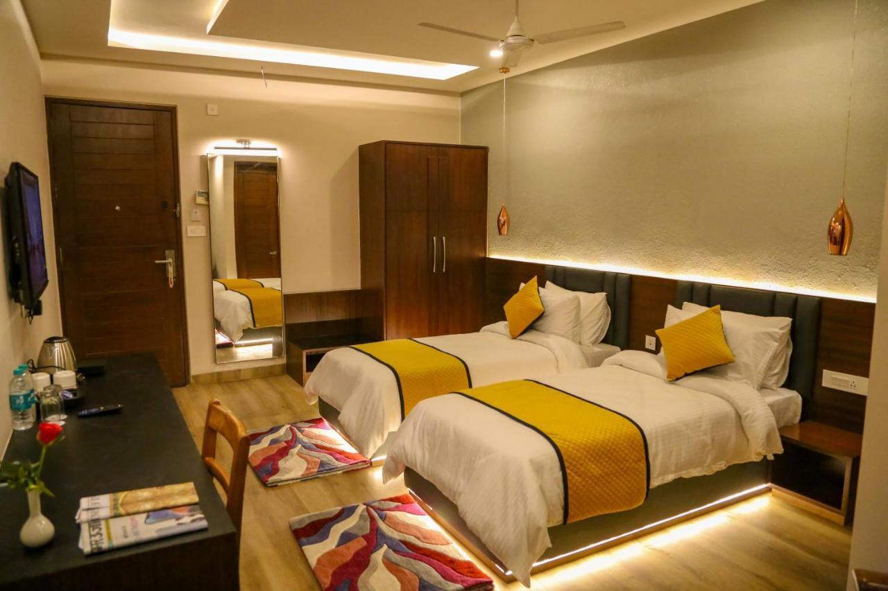 Four Leaf Hotel - Sapphire Blue, فاراناسي المظهر الخارجي الصورة