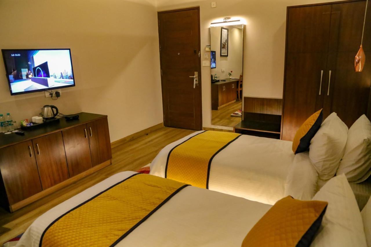 Four Leaf Hotel - Sapphire Blue, فاراناسي المظهر الخارجي الصورة