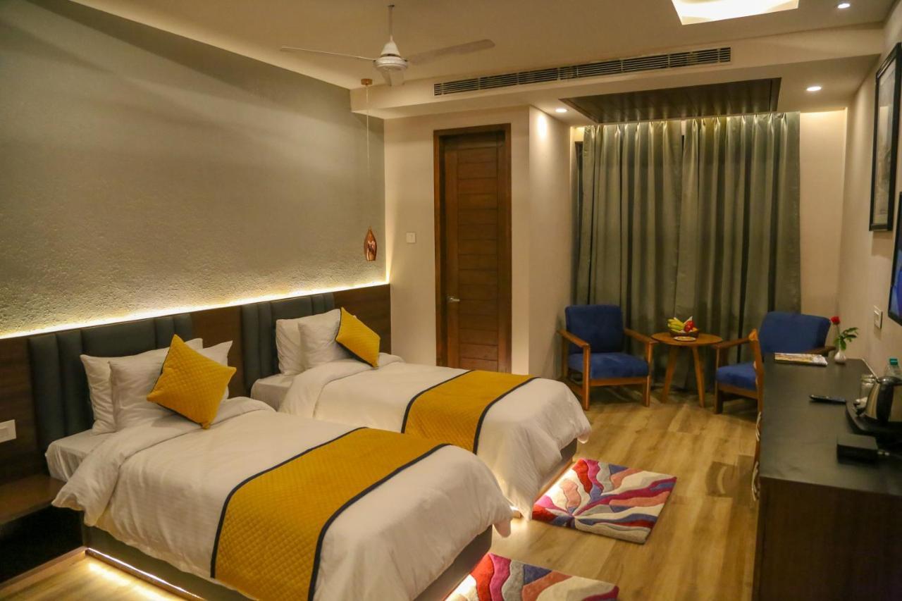 Four Leaf Hotel - Sapphire Blue, فاراناسي المظهر الخارجي الصورة