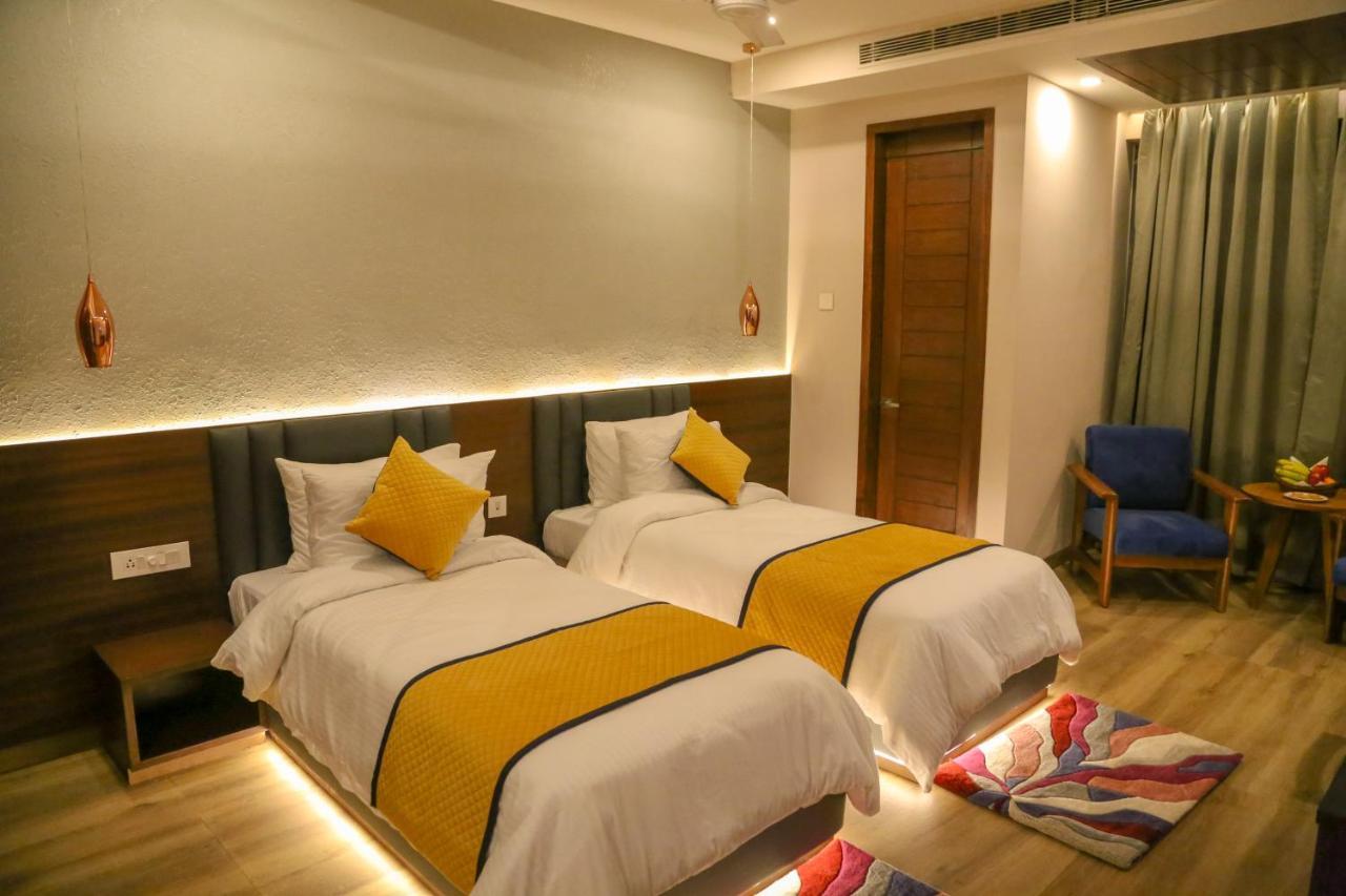 Four Leaf Hotel - Sapphire Blue, فاراناسي المظهر الخارجي الصورة