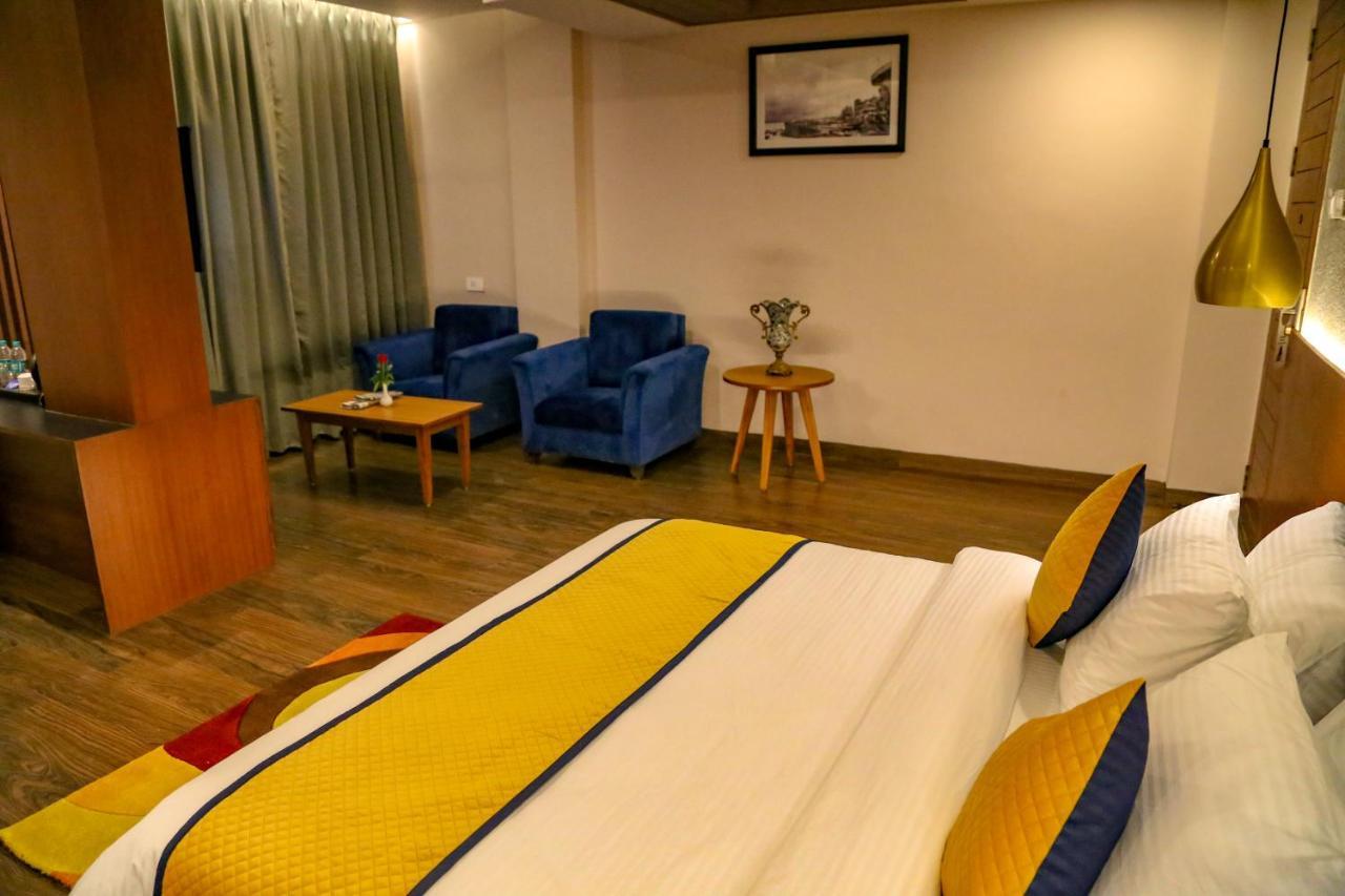 Four Leaf Hotel - Sapphire Blue, فاراناسي المظهر الخارجي الصورة