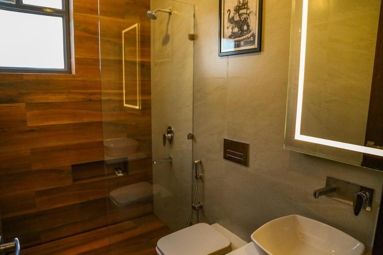 Four Leaf Hotel - Sapphire Blue, فاراناسي المظهر الخارجي الصورة