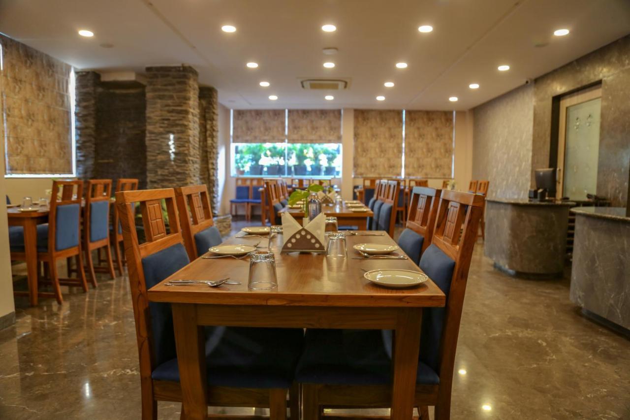 Four Leaf Hotel - Sapphire Blue, فاراناسي المظهر الخارجي الصورة