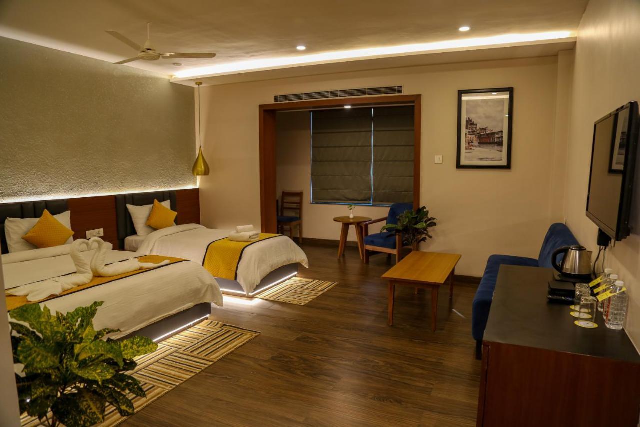 Four Leaf Hotel - Sapphire Blue, فاراناسي المظهر الخارجي الصورة