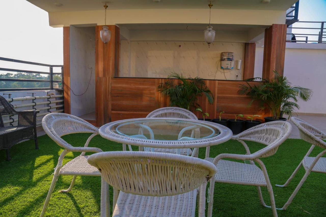Four Leaf Hotel - Sapphire Blue, فاراناسي المظهر الخارجي الصورة