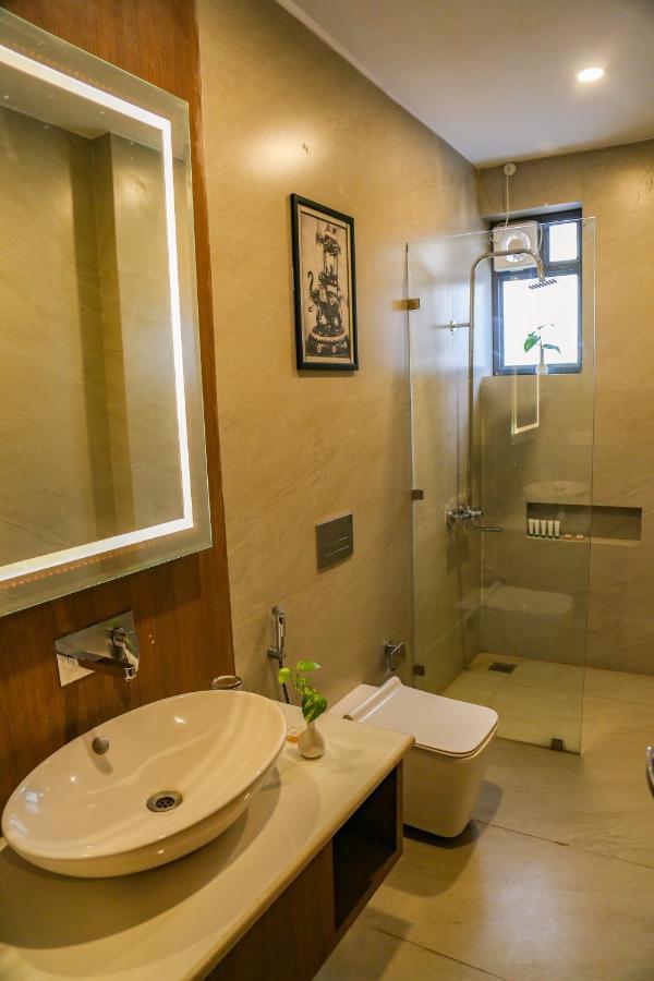 Four Leaf Hotel - Sapphire Blue, فاراناسي المظهر الخارجي الصورة