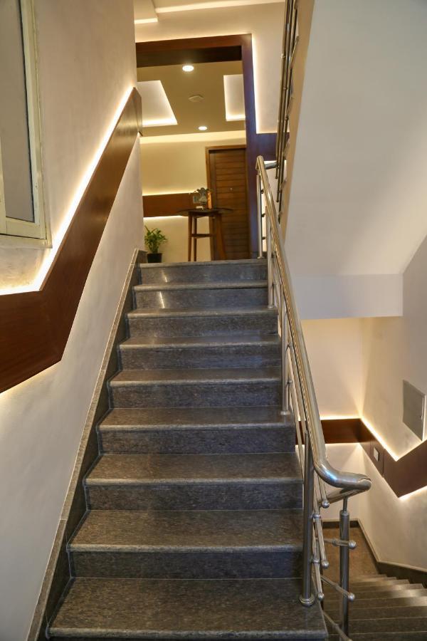 Four Leaf Hotel - Sapphire Blue, فاراناسي المظهر الخارجي الصورة