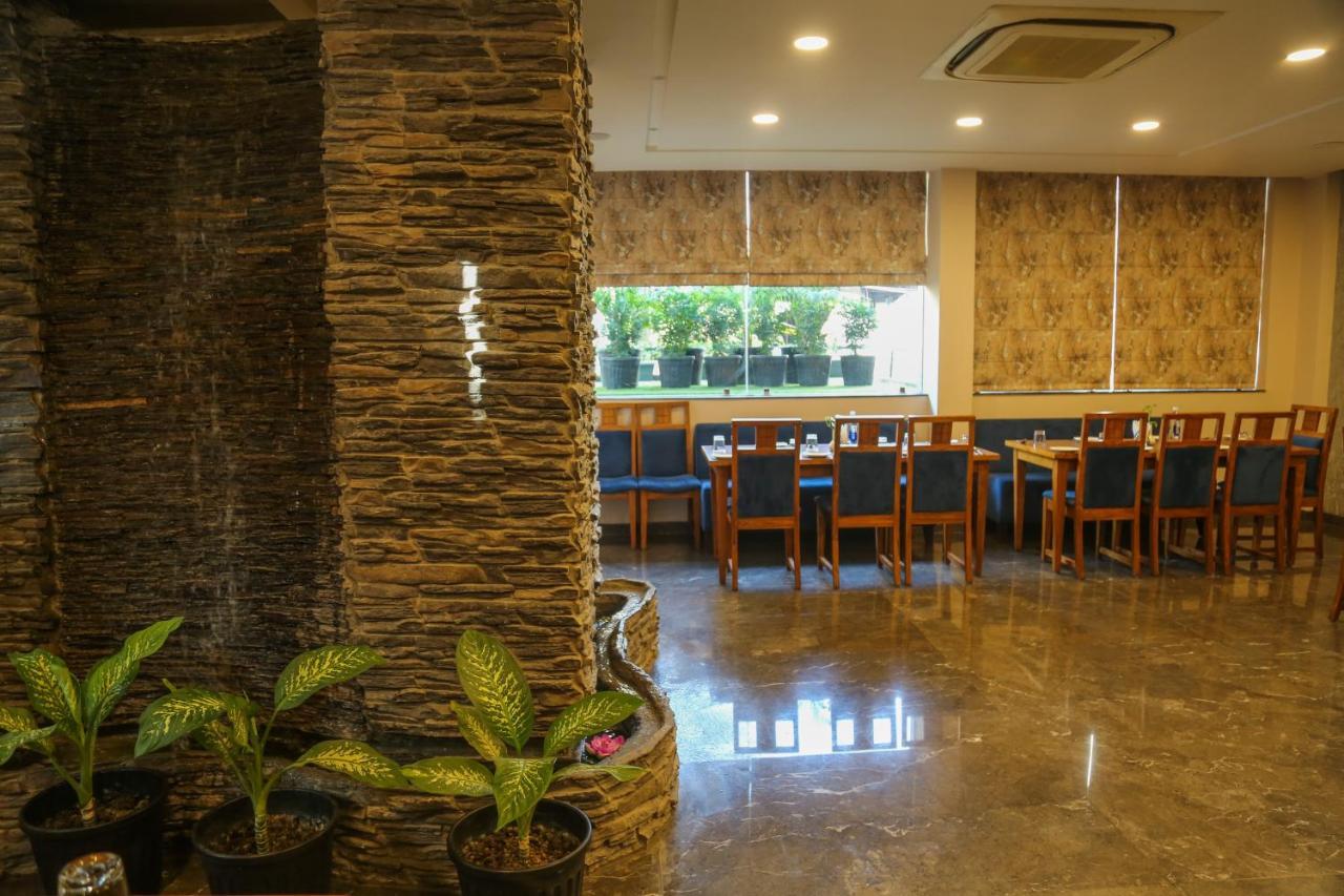 Four Leaf Hotel - Sapphire Blue, فاراناسي المظهر الخارجي الصورة