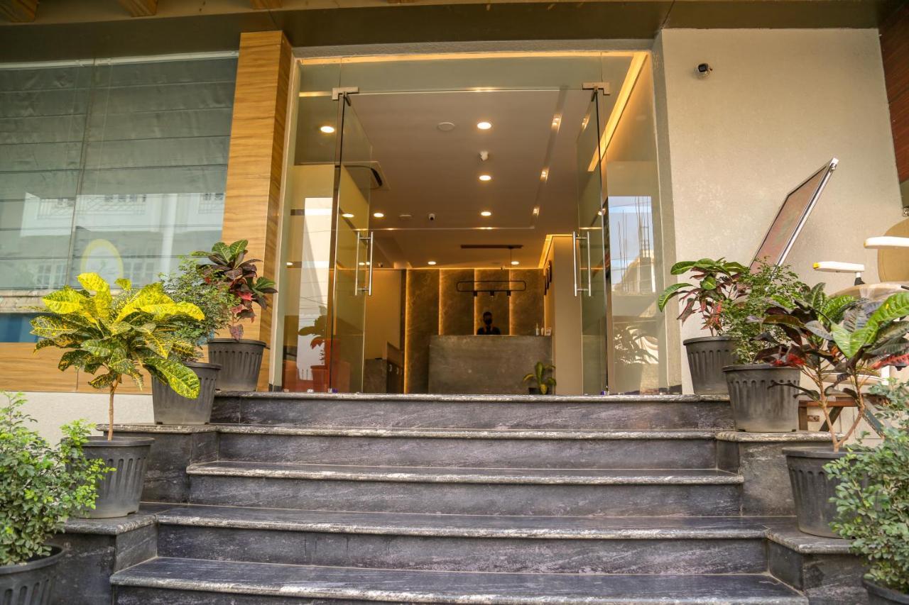 Four Leaf Hotel - Sapphire Blue, فاراناسي المظهر الخارجي الصورة