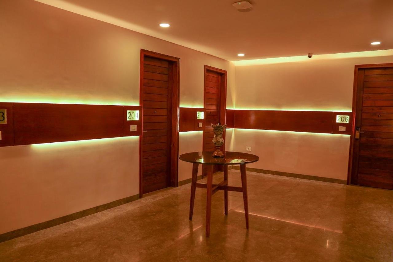 Four Leaf Hotel - Sapphire Blue, فاراناسي المظهر الخارجي الصورة