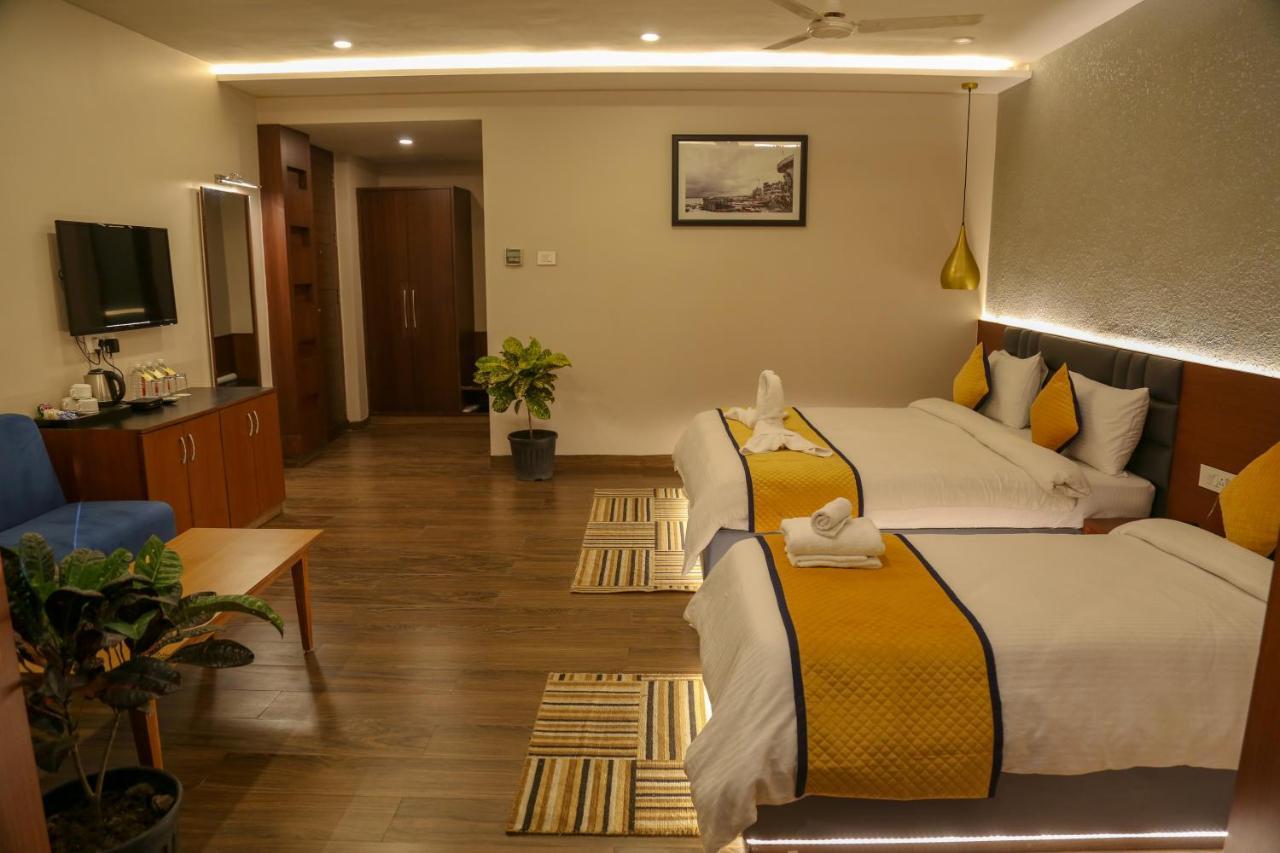 Four Leaf Hotel - Sapphire Blue, فاراناسي المظهر الخارجي الصورة